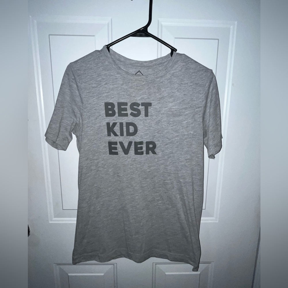 VGUC Well Worn Boy’s “Best Kid Ever” Gray Pocketed Tee - Size: XL.